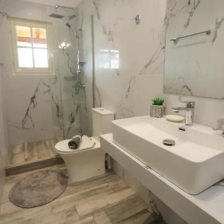 Kouros Apartament *