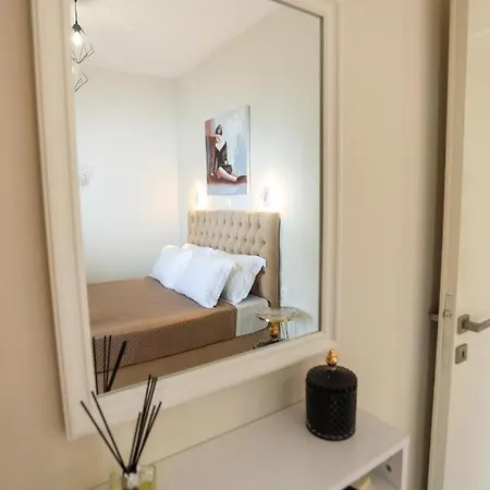 Kouros Apartament *